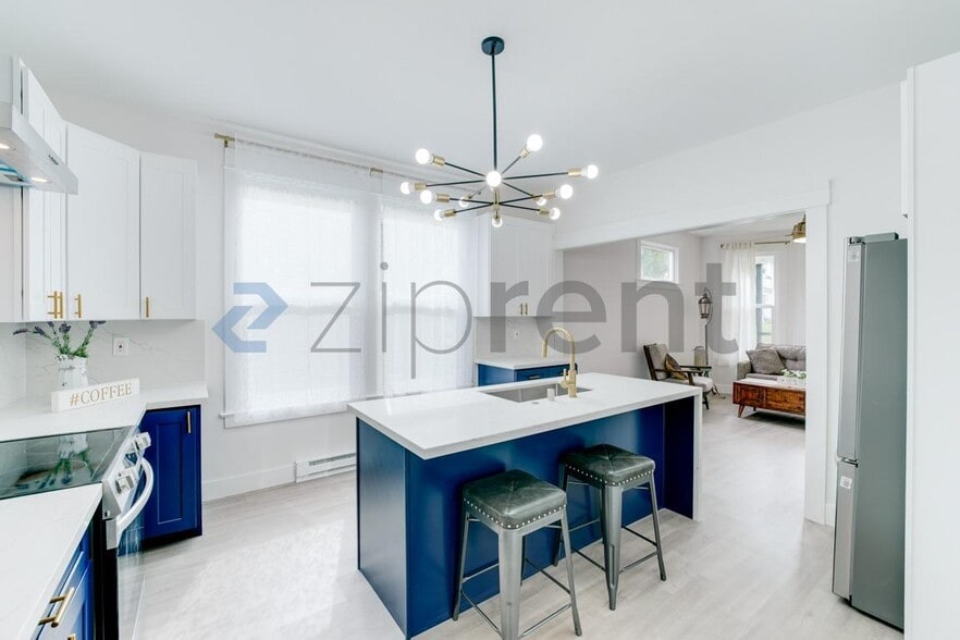 Building Photo - 907 S Ainsworth Ave