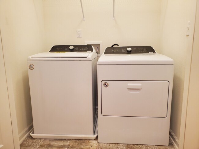 Building Photo - 6085 Greenland Rd