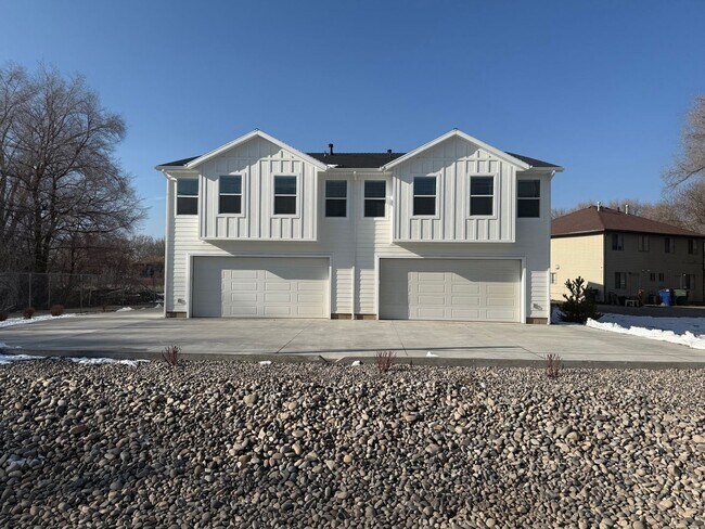 Building Photo - Half off first months rent - Beautiful townhome with 2 car garage, Central Air and Master Suite