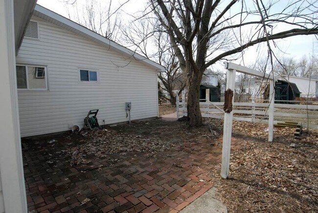 Building Photo - 10 Jenny Lind Dr