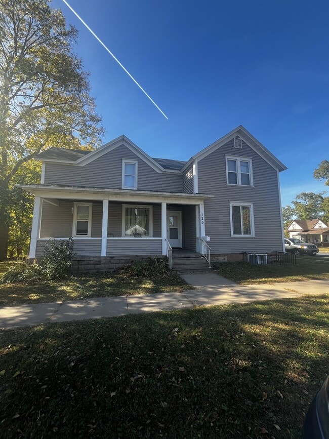 Building Photo - Huge 4 bed 1 bath very close to Water St. and UWEC!