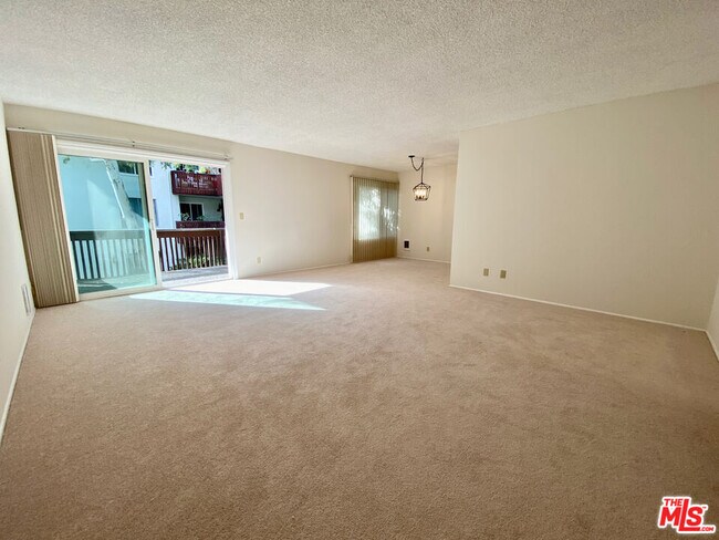 Building Photo - 5650 N Sumner Way