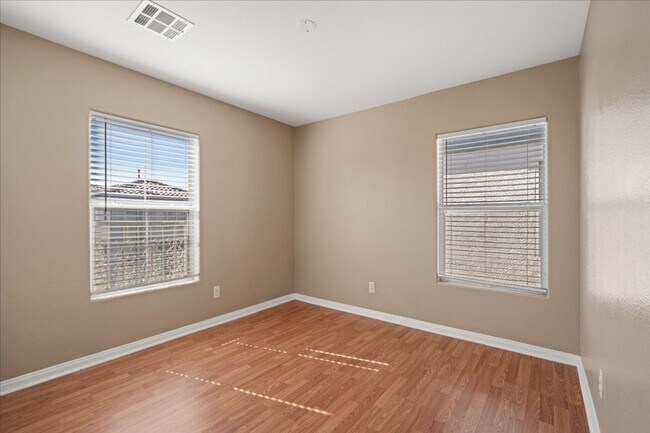Building Photo - Spacious 3 bth Upstairs Plus Loft Bedroom, New Floors, New paint, No Carpet