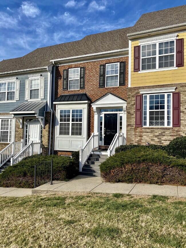 Building Photo - Spacious Lenox Village Townhouse: 3 Beds, ...