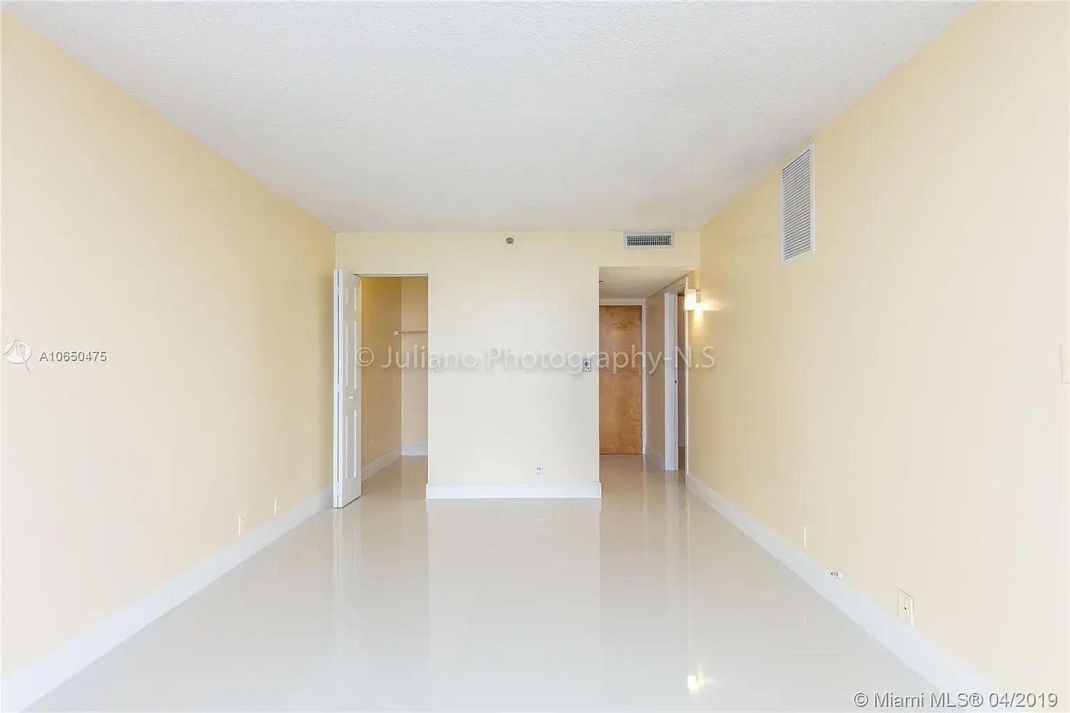 Building Photo - 7601 E Treasure Dr