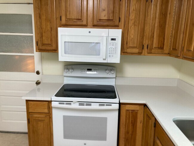 Building Photo - Charming home 1 minute to downtown, Colleg...