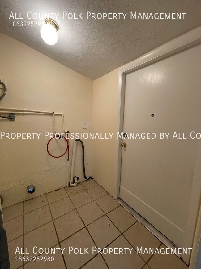 Building Photo - Fantastic 2 Bedroom Duplex in Lakeland,  R...