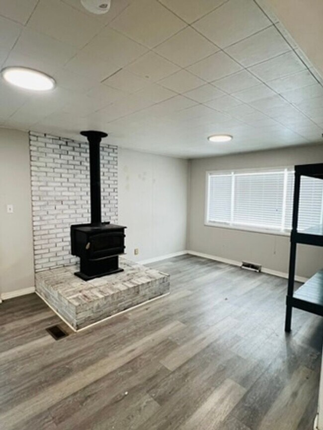 Building Photo - Charming 3 Bedroom Home