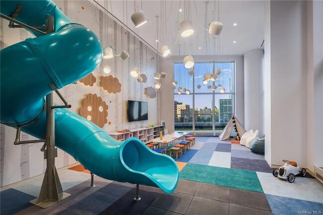 Building Photo - 445 Albee Square W