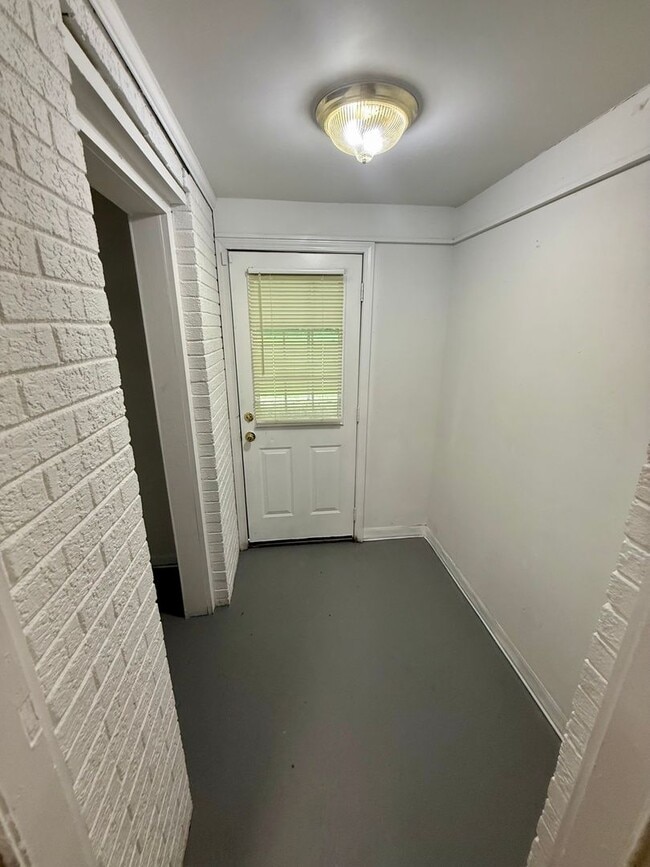 Building Photo - Three bedroom, 1 bath house in Burlington