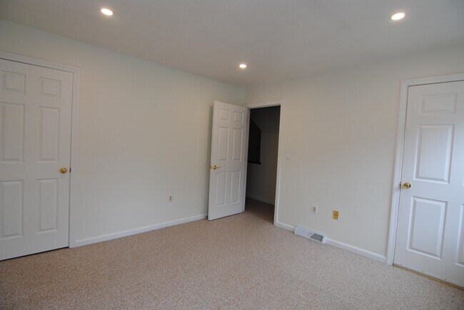 Building Photo - 5 Cadogan Way