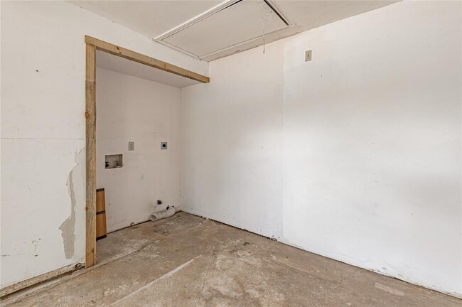 Building Photo - 610 Normal Park Dr
