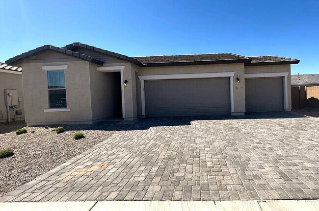 Building Photo - 4 BEDROOM RENTAL WITH 3 CAR GARAGE IN LOS PORTALES CASA GRANDE ARIZONA