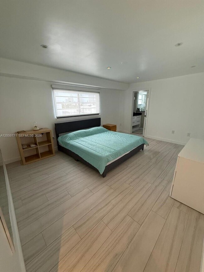 Building Photo - 1150 Collins Ave