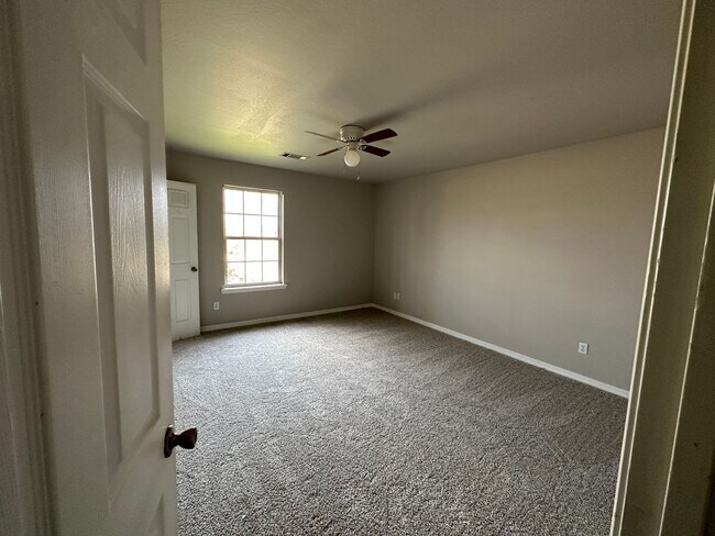 Building Photo - Come take a look at this 3-bedroom 2-bathr...