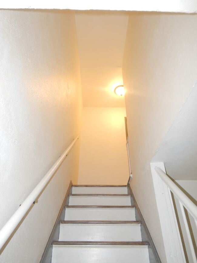 Building Photo - Charming 2 Bedroom, 1-1/2 Bath Duplex in T...