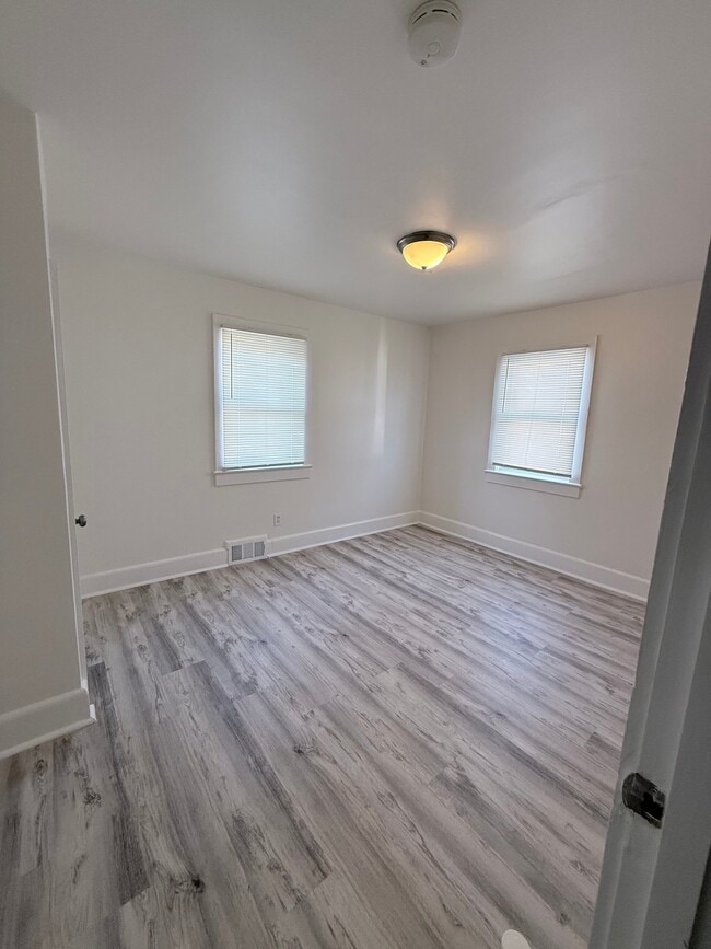 Building Photo - 211 Oakwood Ave