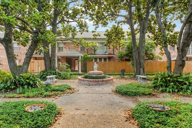 Building Photo - 2824 Briarhurst Dr