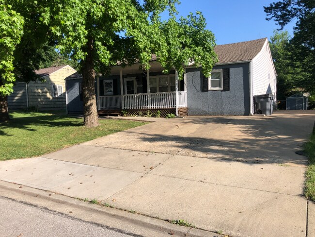 Building Photo - 1109 E Fredrickson Dr