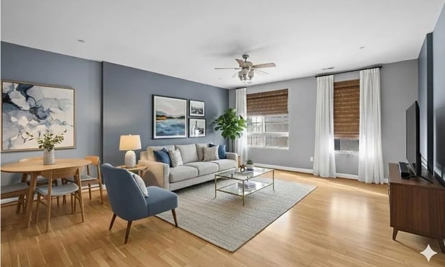 Building Photo - 1 bedroom 1 bathroom Downtown Living Spacious Condo in the heart of Greensboro