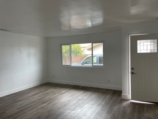 Building Photo - 2 bedrooms 1 bath home in Imperial Beach. ...