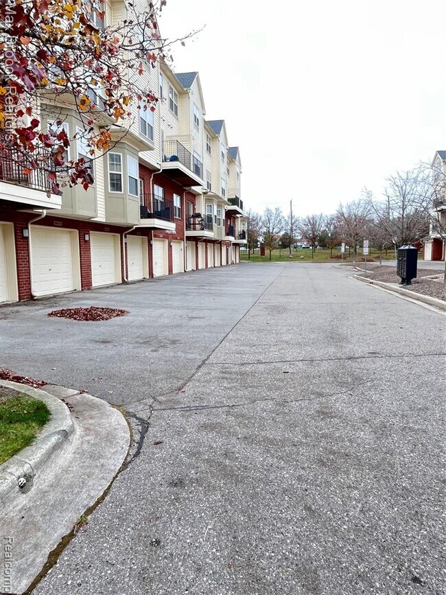 Building Photo - 3255 Camden Dr