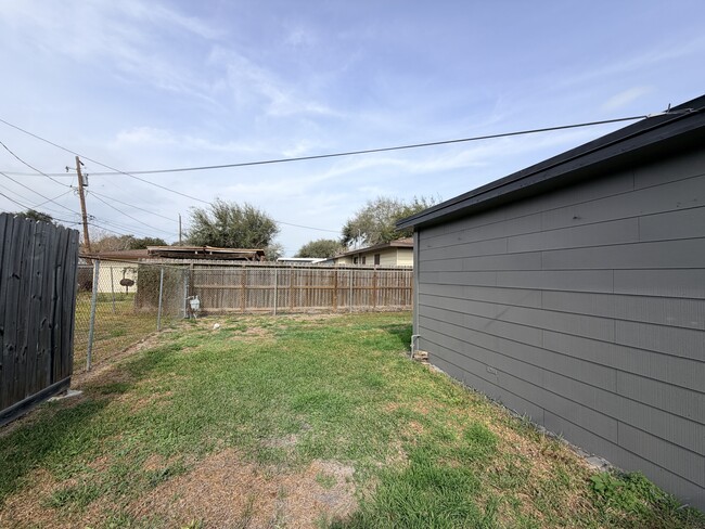 Building Photo - 3918 Harris Dr