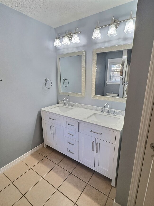 Building Photo - Ocean Springs home with convenient location!