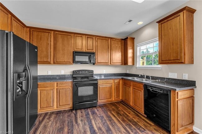 Building Photo - Beautiful 3 bedroom, 3 1/2 bathroom townhome in Tarrant Trace