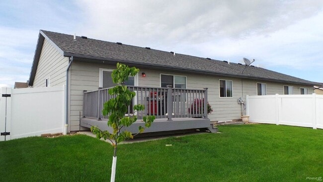 Building Photo - SPACIOUS | 3 BEDROOM | TOWNHOME | LOCATED ...
