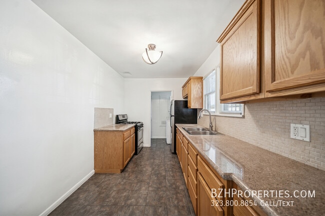 Building Photo - 7758 Rosewood Ave