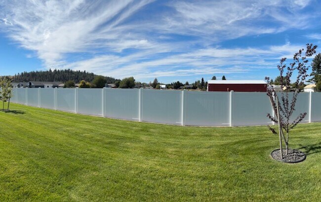 Building Photo - Moen Fields 3 Bed 3 Bath Garden Townhome across from Greenacres Elementary