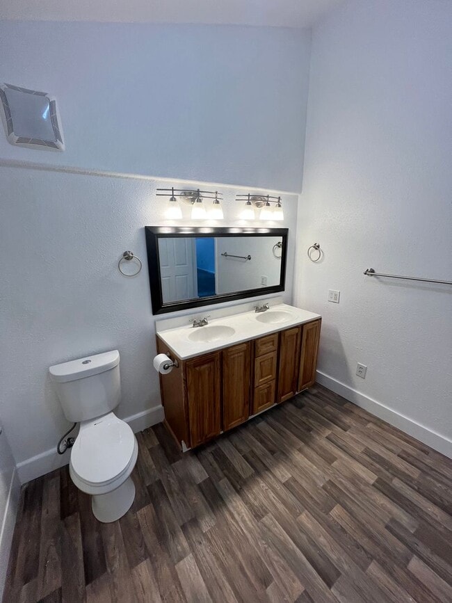 Building Photo - Beautiful Large Modern Shome located betwe...
