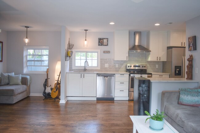 Building Photo - Beautiful 2 bedroom duplex in downtown Raleigh Available Early August!