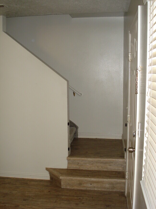 Building Photo - 60 E 200 N