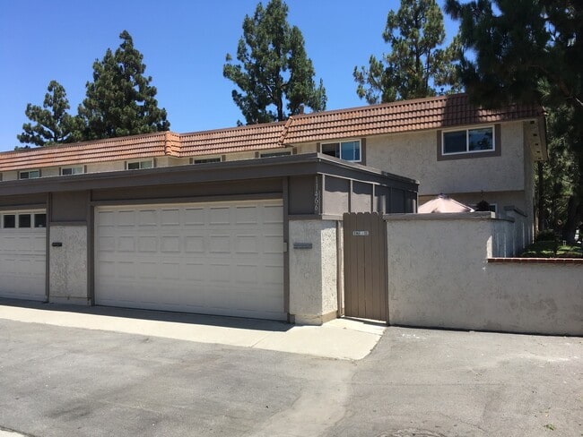 Building Photo - 3 Bedroom Condo - End Unit For Lease