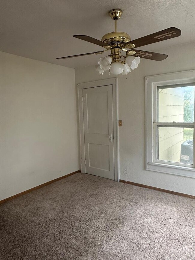 Building Photo - 815 Sunset Dr