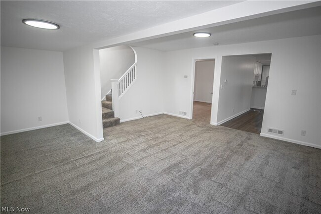 Building Photo - 84 Thames Ave