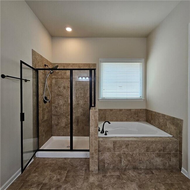 Building Photo - 426 Suwanee Pk Ter