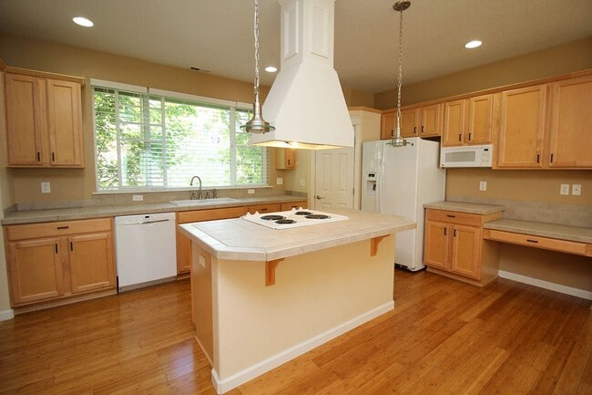 Building Photo - 21410 NE Rosewood Dr