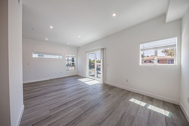Building Photo - 3015 Alsace Ave