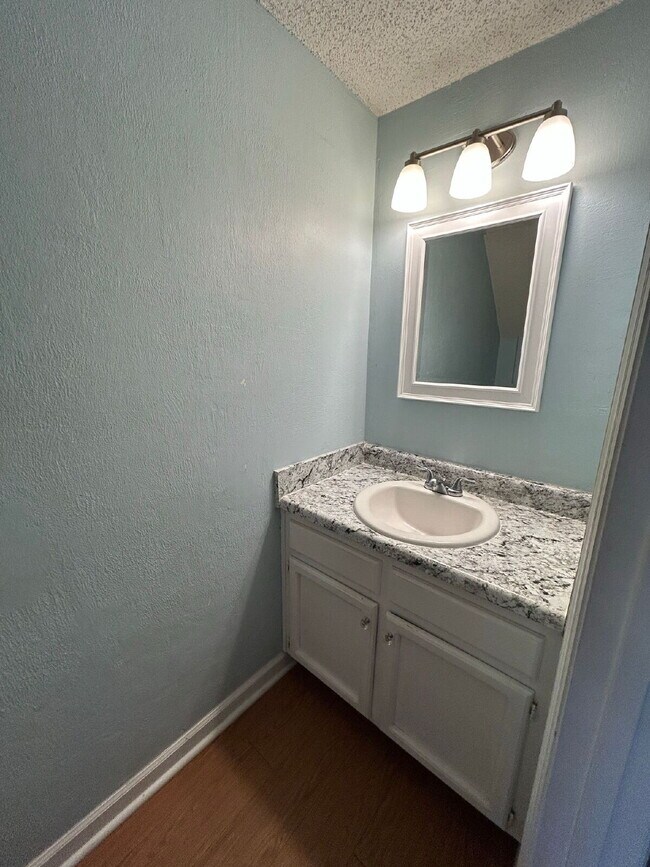 Building Photo - 2BR/1.5BA Townhouse Apartment Conveniently Located!