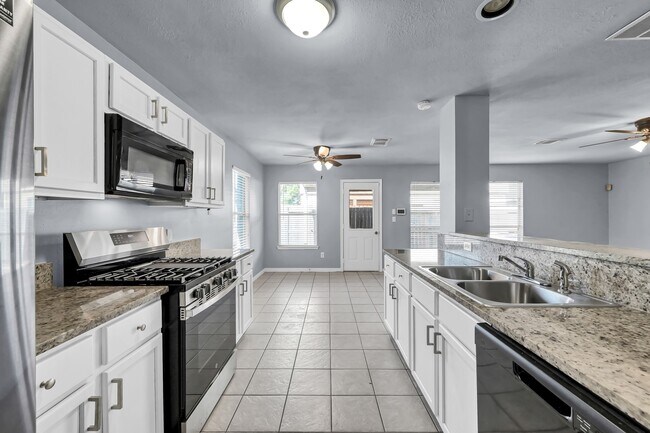Building Photo - 7811 Holly Berry Ct