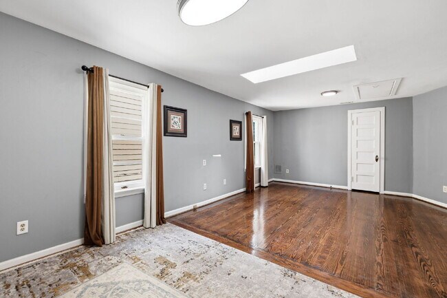 Building Photo - Live Steps from the Heart of Olde Towne