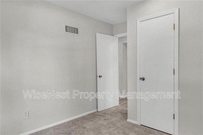 Building Photo - 305 NW Shamrock Ave