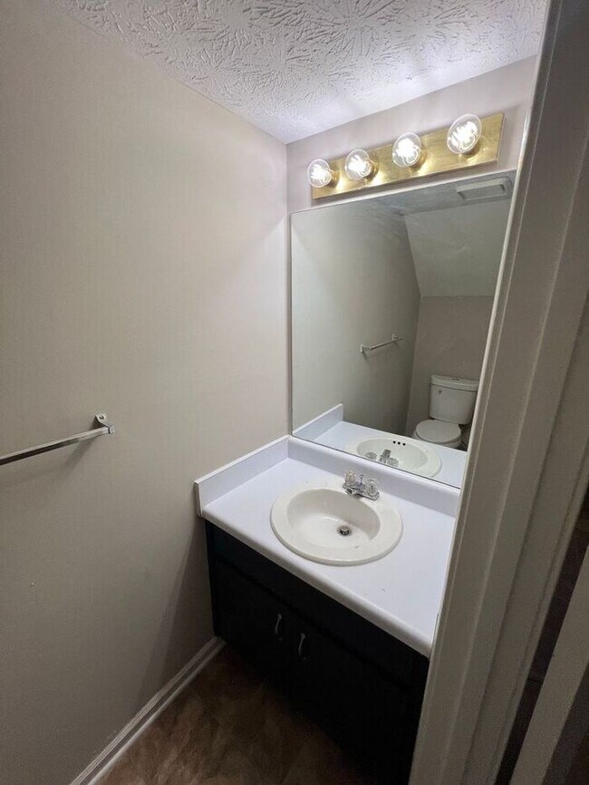 Building Photo - Ready to view now finally a 2 bedroom 2.5 ...