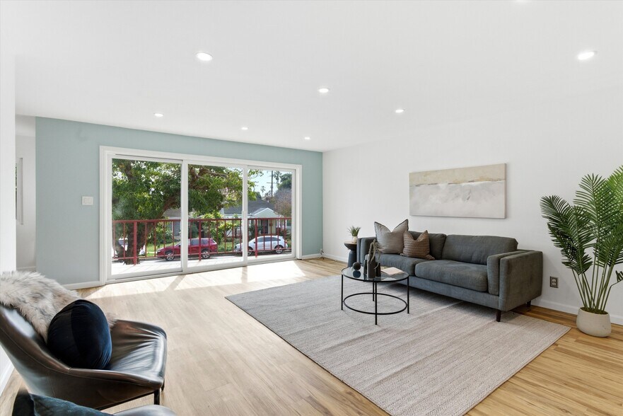 Building Photo - 3609 E 2nd St