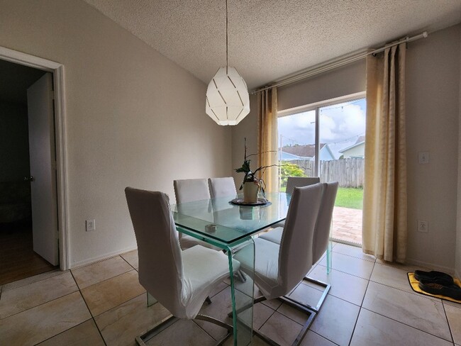Building Photo - Gorgeous 3-Bedroom, 2-Bathroom in Brandon