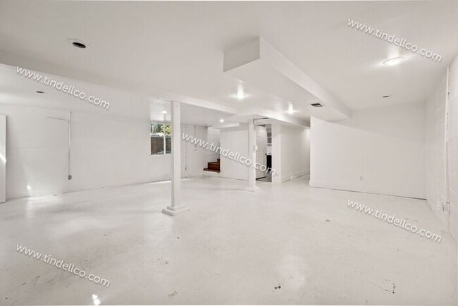 Building Photo - Modern Mediterranean 2 Bed/2 Bath with plenty of space - Pet Friendly!