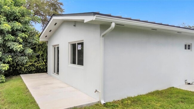 Building Photo - 10640 SW 96th St
